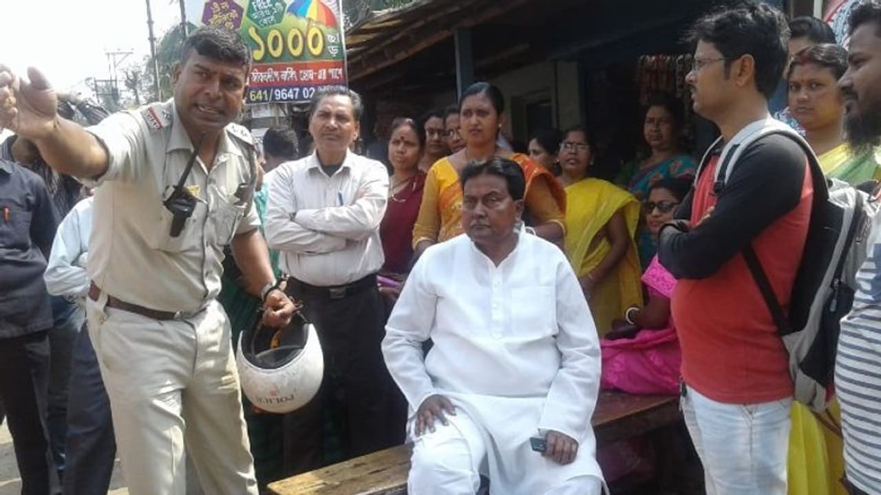 যানজটে আটকে মাধ্যমিক পরীক্ষার্থীরা, ট্রাফিক পুলিশের ভূমিকায় খোদ তৃণমূল বিধায়ক যানজটে আটকে মাধ্যমিক পরীক্ষার্থীরা, ট্রাফিক পুলিশের ভূমিকায় খোদ তৃণমূল বিধায়ক