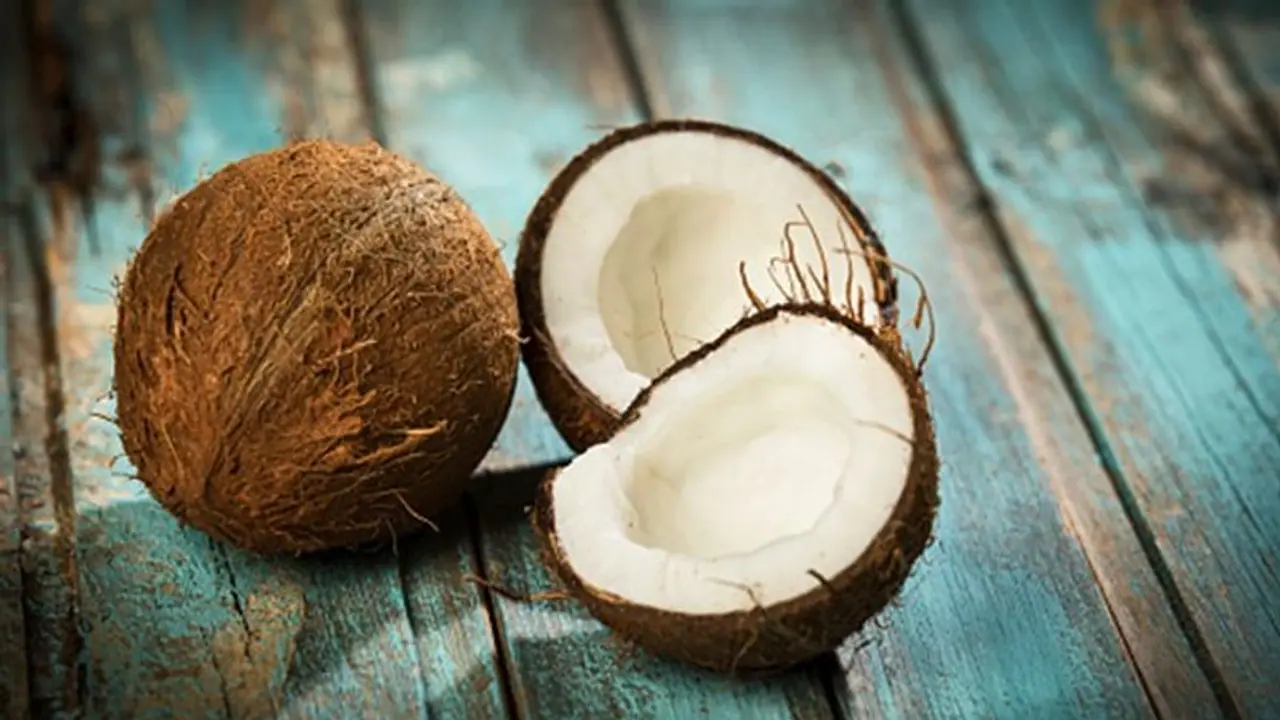 রোজ কি নারকেল খান, রক্তের স্বাস্থ্য রক্ষায় কিন্তু ম্যাজিক জানে এই ফল