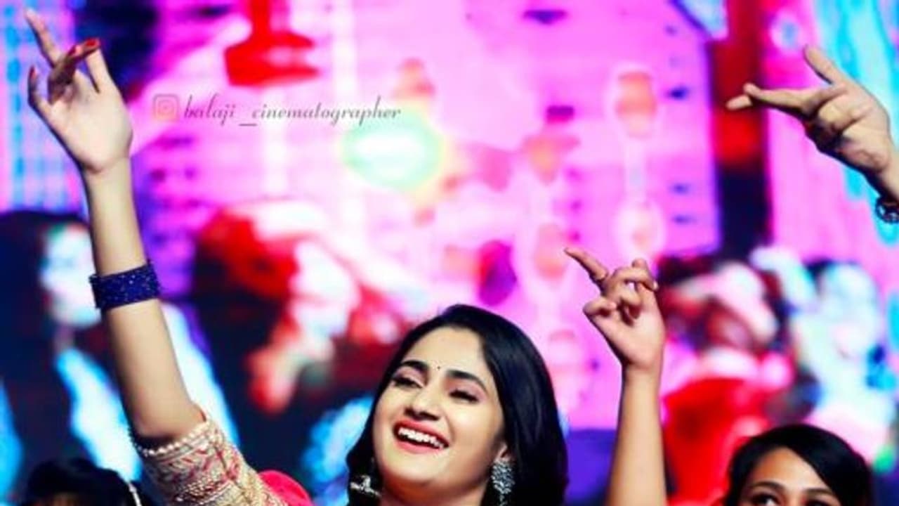 பெண் என்பதில் பெருமை கொள்கிறேன்..! லாஸ்லியா வெளியிட்ட புகைப்படத்திற்கு குவியும் வெறித்தன லைக்ஸ்!