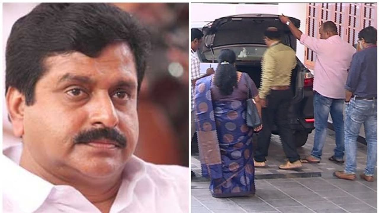 അനധികൃത സ്വത്ത് കേസ്: ശിവകുമാറിന്റെ വീട്ടിൽ വിജിലന്സിന്റെ പതിനാല് മണിക്കൂര് റെയ്ഡ് അനധികൃത സ്വത്ത് കേസ്: ശിവകുമാറിന്റെ വീട്ടിൽ വിജിലന്സിന്റെ പതിനാല് മണിക്കൂര് റെയ്ഡ്