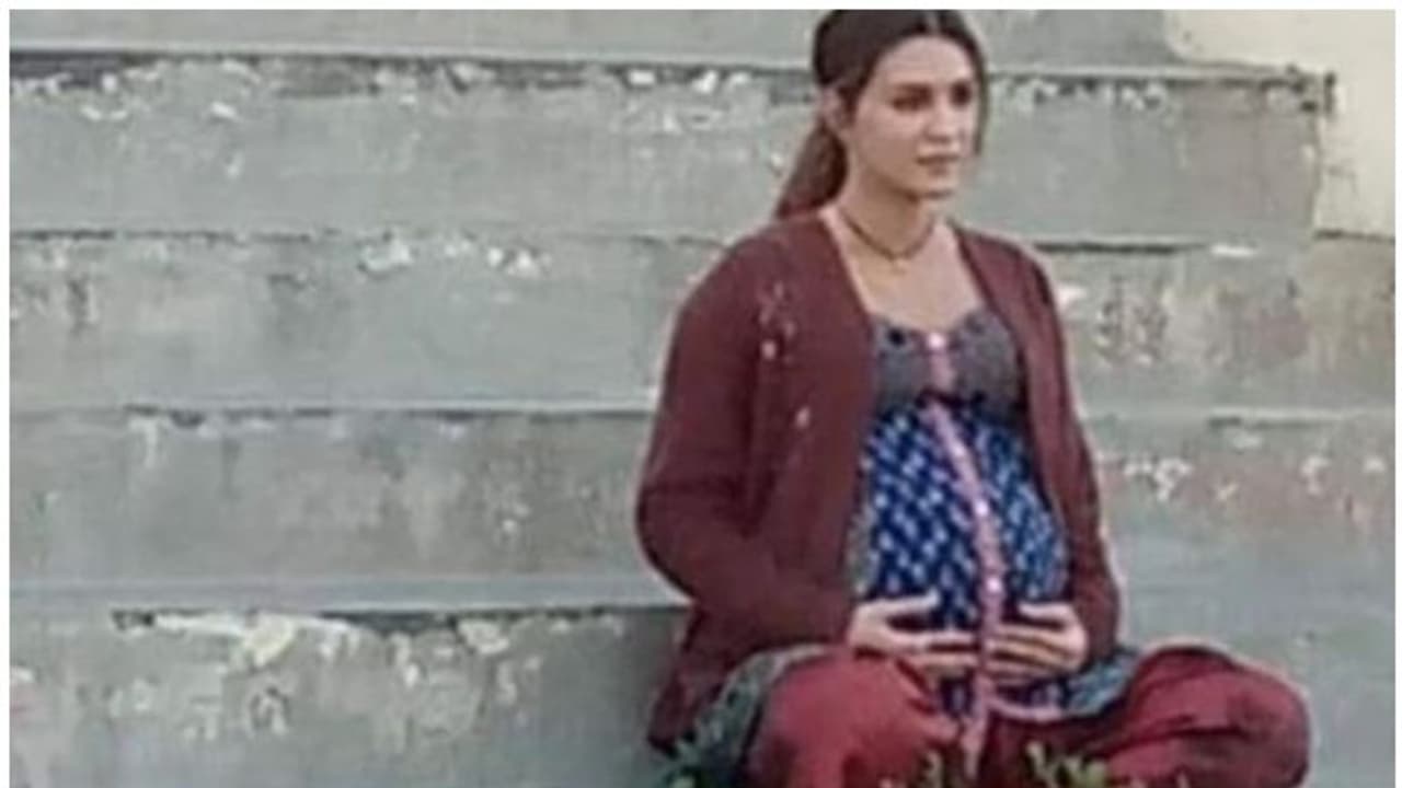 ഗര്ഭിണിയുടെ വേഷത്തില് കൃതി, പുതിയ സിനിമയിലെ ചിത്രം ചോര്ന്നു ഗര്ഭിണിയുടെ വേഷത്തില് കൃതി, പുതിയ സിനിമയിലെ ചിത്രം ചോര്ന്നു