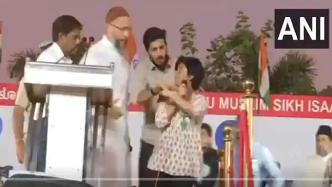 पाकिस्तान जिंदाबाद के नारे लगाने वाली लड़की के खिलाफ FIR दर्ज, पुलिस करेगी पूछताछ पाकिस्तान जिंदाबाद के नारे लगाने वाली लड़की के खिलाफ FIR दर्ज, पुलिस करेगी पूछताछ