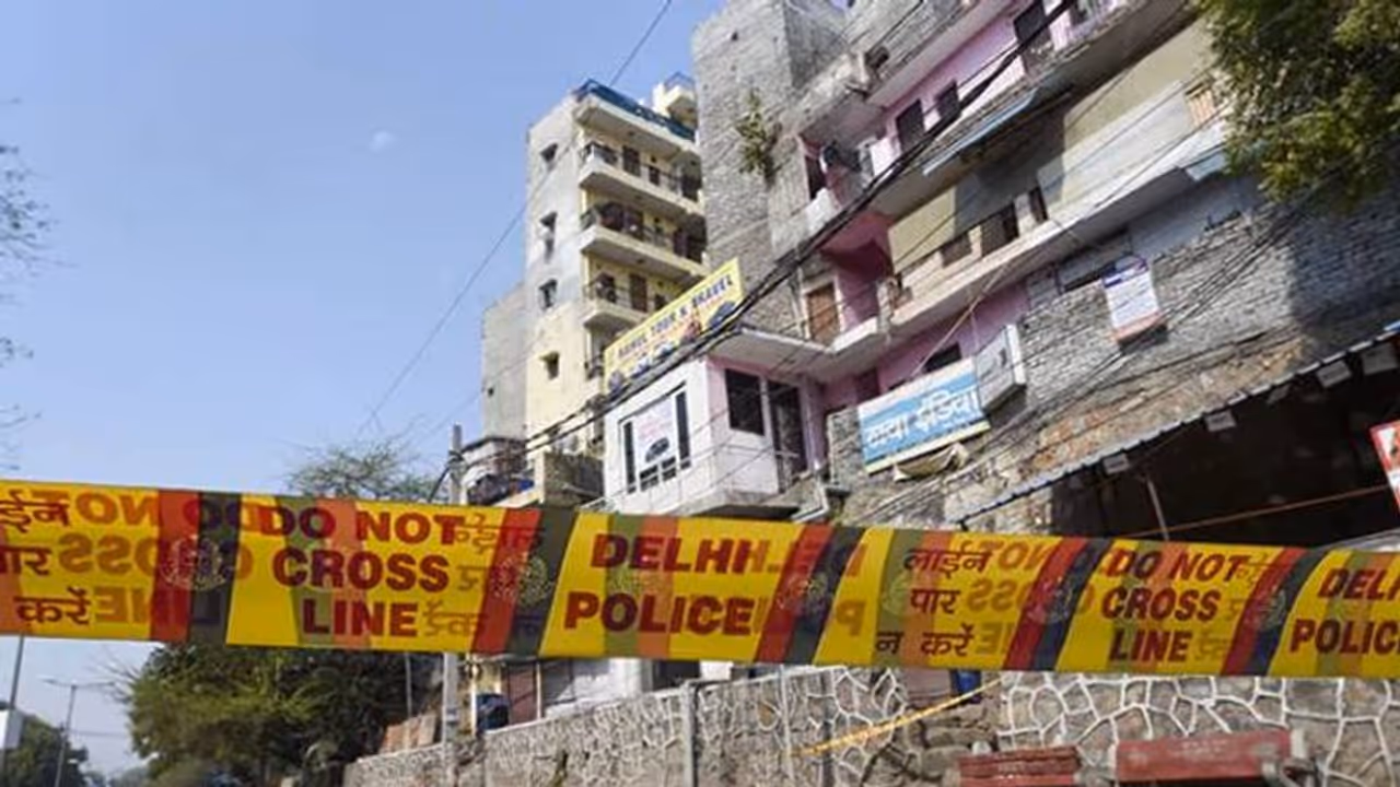 ദില്ലിയില് ആറ് നിലക്കെട്ടിടം ചെരിഞ്ഞു, ആളുകളെ ഒഴിപ്പിച്ച് അധികൃതര് ദില്ലിയില് ആറ് നിലക്കെട്ടിടം ചെരിഞ്ഞു, ആളുകളെ ഒഴിപ്പിച്ച് അധികൃതര്