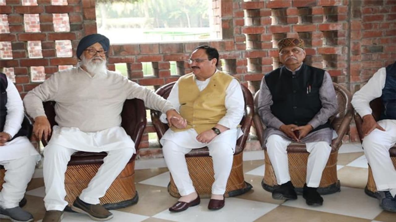 पंजाब में NDA को मजबूत बनाने की कोशिश, प्रकाश बादल के पैतृक गांव पहुंचकर नड्डा ने की मुलाकात पंजाब में NDA को मजबूत बनाने की कोशिश, प्रकाश बादल के पैतृक गांव पहुंचकर नड्डा ने की मुलाकात