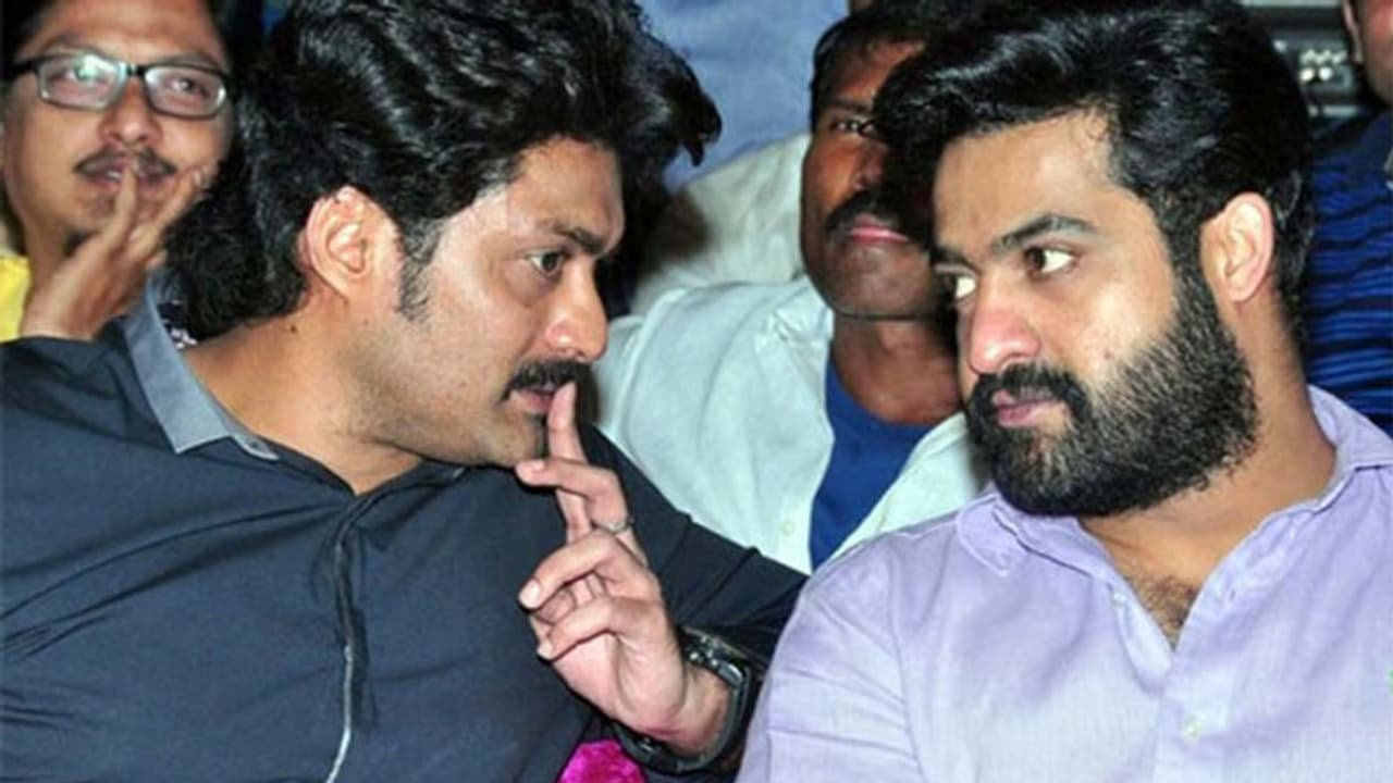 ఎన్టీఆర్30: అన్నయ్యను కావాలనే ఇరికించాడట! ఎన్టీఆర్30: అన్నయ్యను కావాలనే ఇరికించాడట!