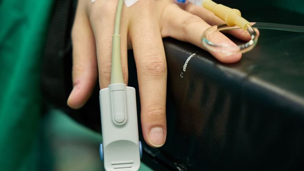 ശസ്ത്രക്രിയക്കിടയിൽ രോഗിയെക്കൊണ്ട് വിചിത്രമായ കാര്യം ചെയ്യിച്ച് ഡോക്ടർമാർ...