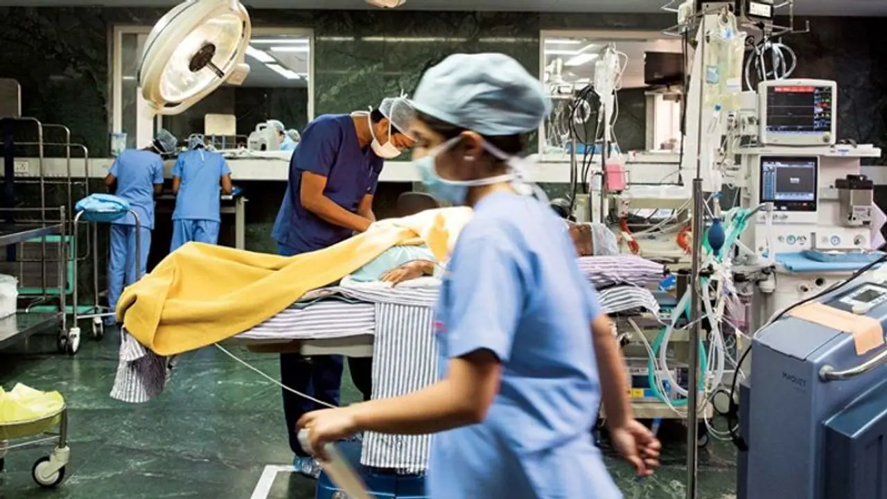 डॉक्टर को इस वजह से ताना मारते थे लोग, परेशान होकर क्लीनिक में खुद को लगा ली आग डॉक्टर को इस वजह से ताना मारते थे लोग, परेशान होकर क्लीनिक में खुद को लगा ली आग