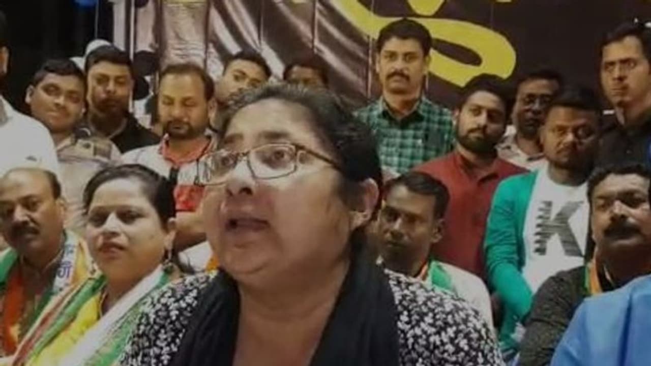 Viral Video: পশ্চিমবঙ্গের ম্যাপ থেকে বাদ গোটা উত্তরবঙ্গ, পুলিশের দ্বারস্থ তৃণমূল সাংসদ Viral Video: পশ্চিমবঙ্গের ম্যাপ থেকে বাদ গোটা উত্তরবঙ্গ, পুলিশের দ্বারস্থ তৃণমূল সাংসদ