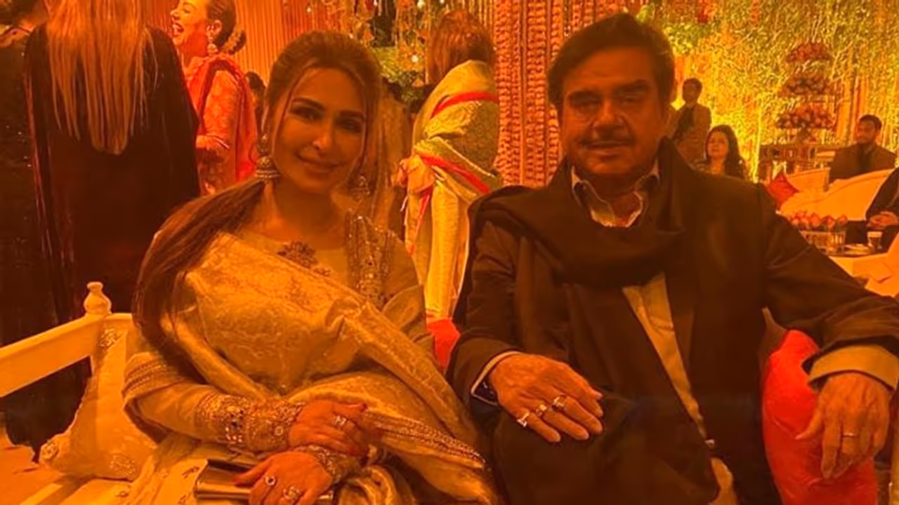 পাক অভিনেত্রী রিমা খানের সঙ্গে ছবিতে পোজ শত্রুঘ্ন সিনহার, প্রকাশ্যে আসতেই শোরগোল নেটদুনিয়ায় পাক অভিনেত্রী রিমা খানের সঙ্গে ছবিতে পোজ শত্রুঘ্ন সিনহার, প্রকাশ্যে আসতেই শোরগোল নেটদুনিয়ায়