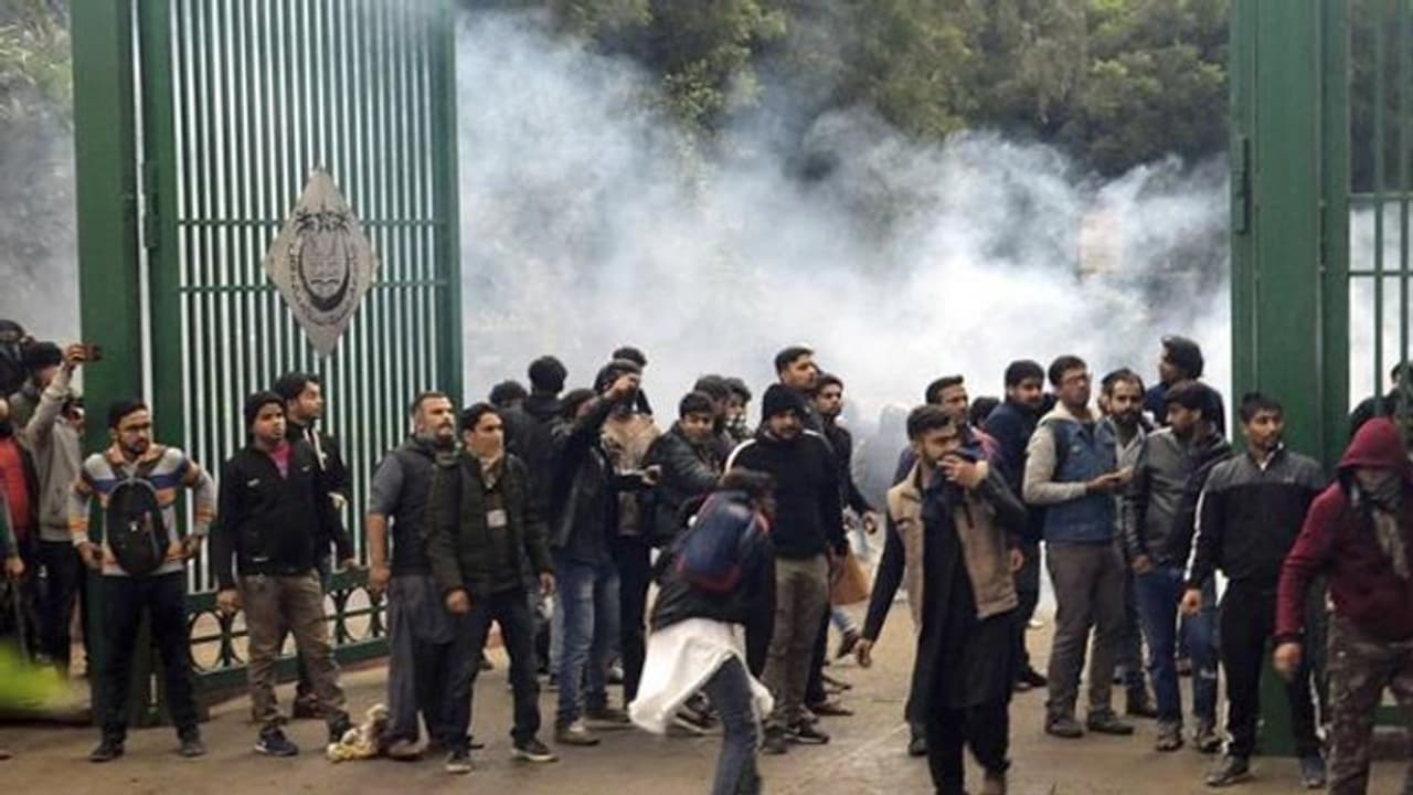 जामिया हिंसा: दिल्ली पुलिस के सामने छात्रों ने दर्ज कराया बयान, दो घंटे तक हुई पूछताछ जामिया हिंसा: दिल्ली पुलिस के सामने छात्रों ने दर्ज कराया बयान, दो घंटे तक हुई पूछताछ