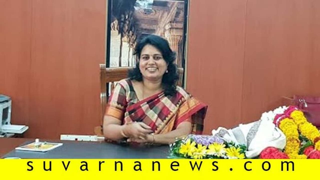 ಹುನಗುಂದ: ಕೂಲಿಕಾರರ ಜೊತೆ ಕೂಲಿಯಾಗಿ ದುಡಿದ ಜಿಪಂ ಸಿಇಒ! ಹುನಗುಂದ: ಕೂಲಿಕಾರರ ಜೊತೆ ಕೂಲಿಯಾಗಿ ದುಡಿದ ಜಿಪಂ ಸಿಇಒ!