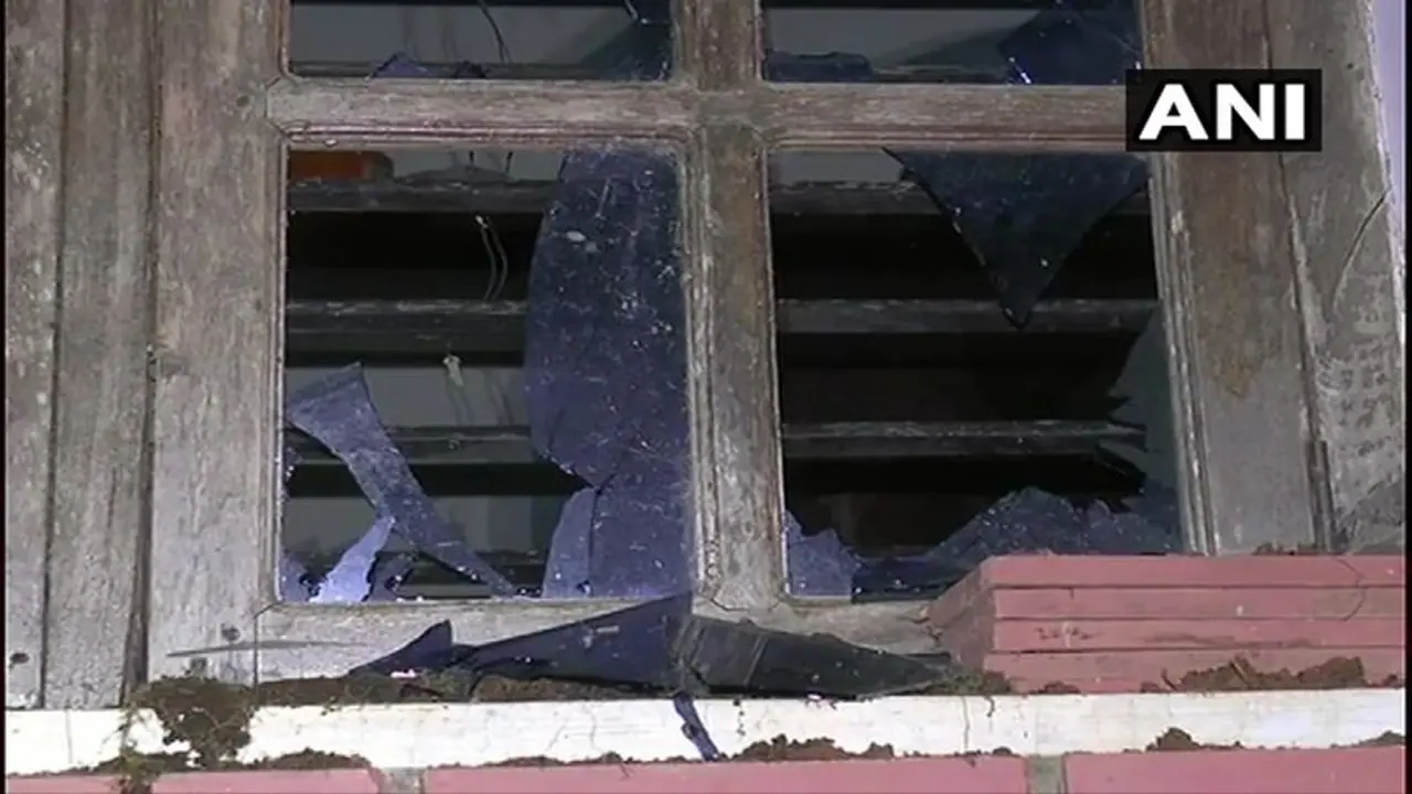 పాక్ అనుకూల నినాదాల ఎఫెక్ట్: అమూల్య ఇంటిపై దాడి పాక్ అనుకూల నినాదాల ఎఫెక్ట్: అమూల్య ఇంటిపై దాడి