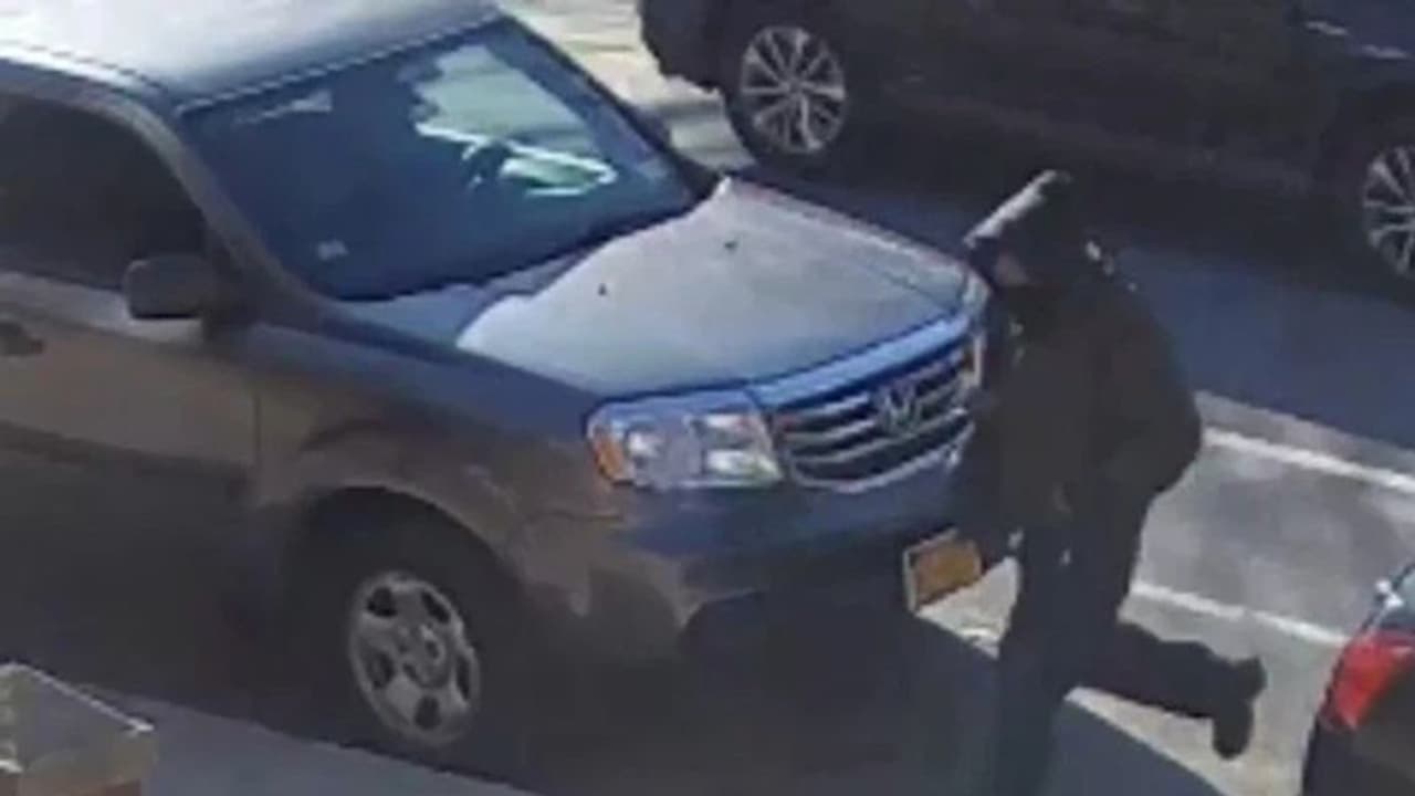 Bengaluru man on scooter asks for address, flashes woman journalist Bengaluru man on scooter asks for address, flashes woman journalist