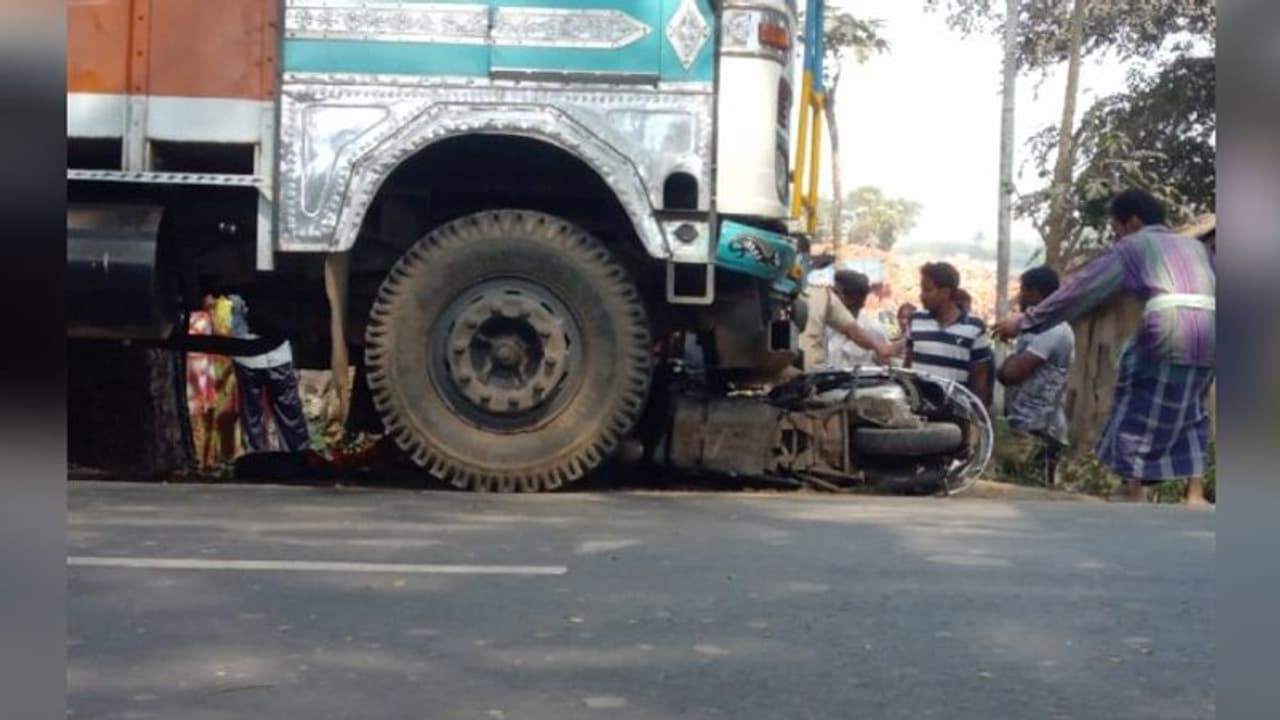 শিবরাত্রির পুজো দিতে গিয়ে ভয়াবহ দুর্ঘটনা, তারকেশ্বরে মৃত্যু ৩ যুবকের শিবরাত্রির পুজো দিতে গিয়ে ভয়াবহ দুর্ঘটনা, তারকেশ্বরে মৃত্যু ৩ যুবকের