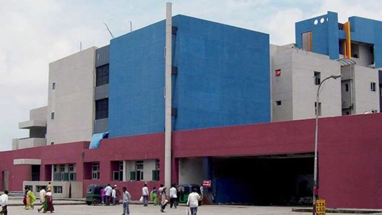 यहां महिलाओं के जबरन कपड़े उतरवाए, प्रेग्नेंसी टेस्ट किया, बिना कपड़ों को घंटों खड़ा किया यहां महिलाओं के जबरन कपड़े उतरवाए, प्रेग्नेंसी टेस्ट किया, बिना कपड़ों को घंटों खड़ा किया