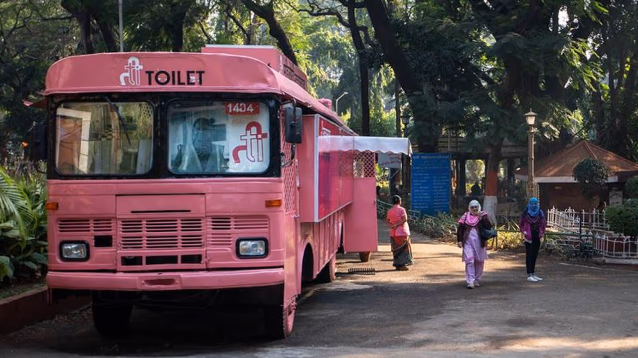 వాష్ రూమ్లుగా కదిలే బస్సులు.. ఓన్లీ ఫర్ వుమెన్ : పుణేలో వినూత్న ప్రయోగం వాష్ రూమ్లుగా కదిలే బస్సులు.. ఓన్లీ ఫర్ వుమెన్ : పుణేలో వినూత్న ప్రయోగం
