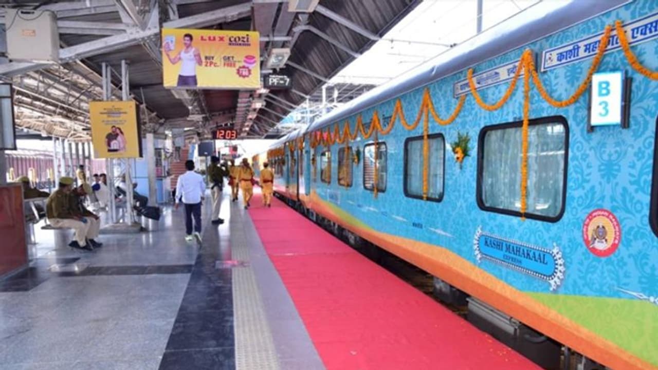 इंदौर से वाराणसी रवाना हुई महाकाल एक्सप्रेस, भाजपा सांसद ने लोकोपायलट कैबिन पर बनाया स्वास्तिक इंदौर से वाराणसी रवाना हुई महाकाल एक्सप्रेस, भाजपा सांसद ने लोकोपायलट कैबिन पर बनाया स्वास्तिक