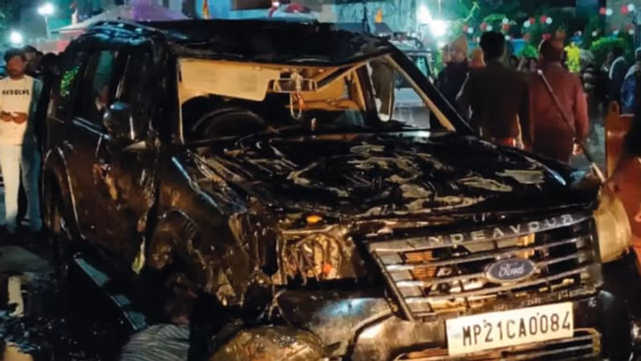 పండగపూట విషాదం: చెరువులోకి దూసుకెళ్లిన కారు, ముగ్గురు మృతి పండగపూట విషాదం: చెరువులోకి దూసుకెళ్లిన కారు, ముగ్గురు మృతి