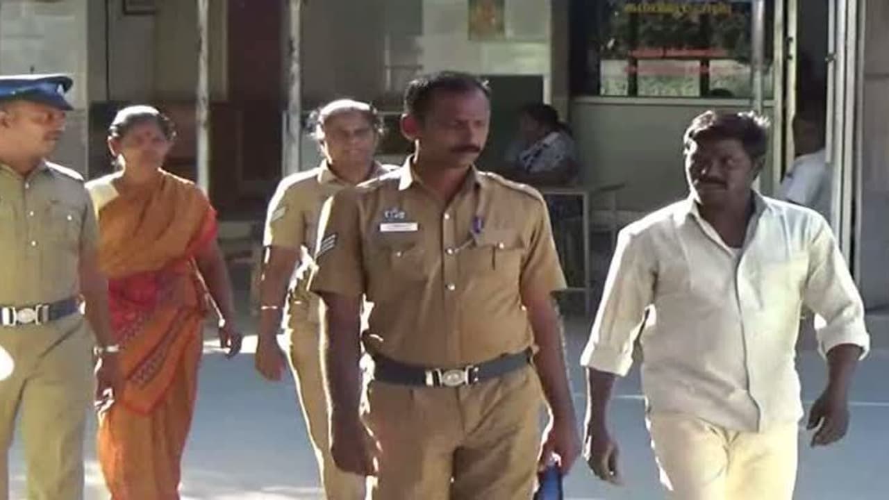 35 வயது அண்ணன் மகனுக்கு 12 வயது மகளை திருமணம் செய்து வைத்த தாய்..! குடும்பத்தினரோடு அதிரடி கைது..!