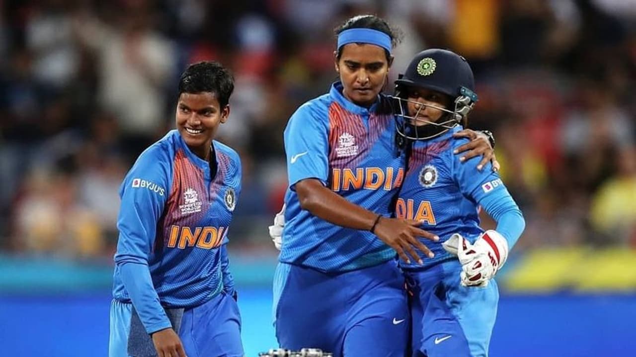 గెలిపిస్తానని ఫోన్ చేసింది.. అన్నంత పనిచేసింది: శిఖా పాండే తండ్రి గెలిపిస్తానని ఫోన్ చేసింది.. అన్నంత పనిచేసింది: శిఖా పాండే తండ్రి