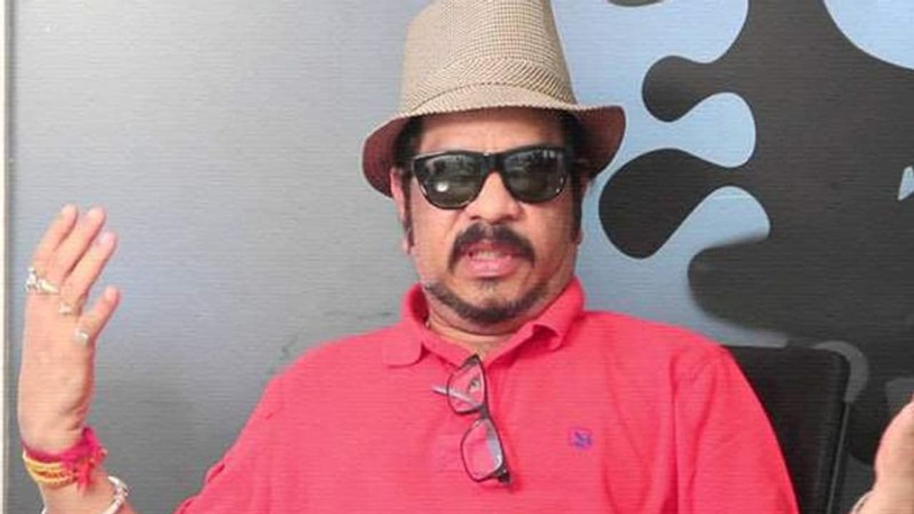 ఆ హీరోయిన్లు ఇద్దరూ ఆంటీలు.. అక్కడంతా పులిహోరగాళ్లే.. డైరెక్టర్ కామెంట్స్ ఆ హీరోయిన్లు ఇద్దరూ ఆంటీలు.. అక్కడంతా పులిహోరగాళ్లే.. డైరెక్టర్ కామెంట్స్