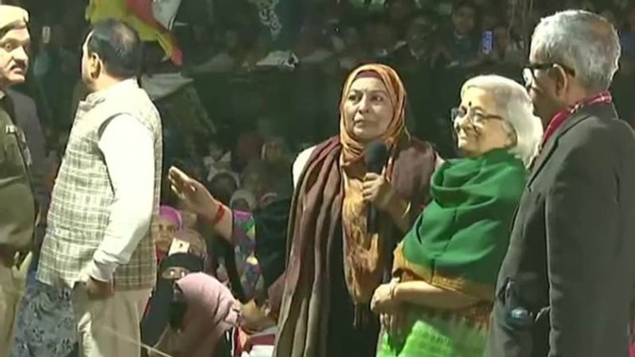 शाहीन बाग प्रदर्शनकारी की मांग, समानांतर सड़क खोली जाए तो सुरक्षा का आदेश दे सुप्रीम कोर्ट शाहीन बाग प्रदर्शनकारी की मांग, समानांतर सड़क खोली जाए तो सुरक्षा का आदेश दे सुप्रीम कोर्ट