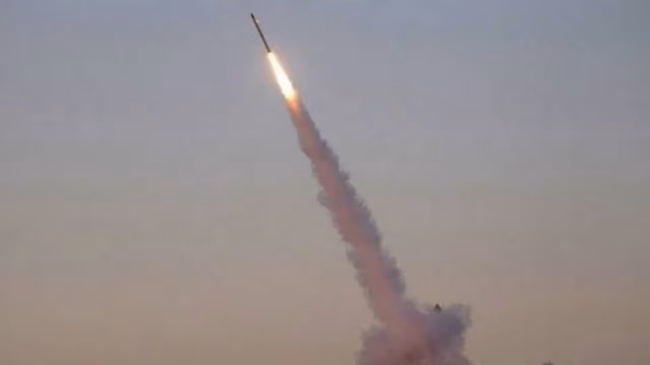 സൗദി അറേബ്യ ലക്ഷ്യമിട്ട് മിസൈൽ ആക്രമണ ശ്രമം; പ്രതിരോധിച്ച് സൈന്യം സൗദി അറേബ്യ ലക്ഷ്യമിട്ട് മിസൈൽ ആക്രമണ ശ്രമം; പ്രതിരോധിച്ച് സൈന്യം