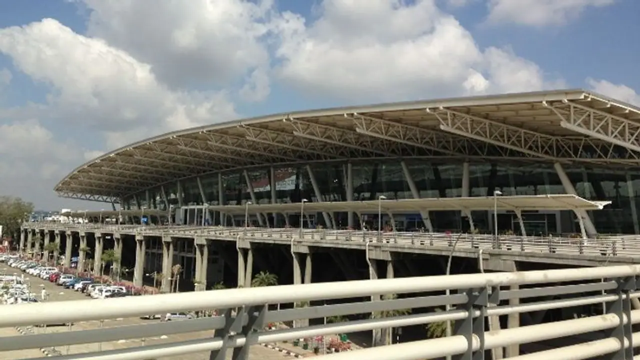 ஊரடங்கு எதிரொலி.. சென்னை விமானங்கள் பயணிகள் கூட்டமின்றி வெறிச்சோடின. 104 விமானங்கள் ரத்து. ஊரடங்கு எதிரொலி.. சென்னை விமானங்கள் பயணிகள் கூட்டமின்றி வெறிச்சோடின. 104 விமானங்கள் ரத்து.