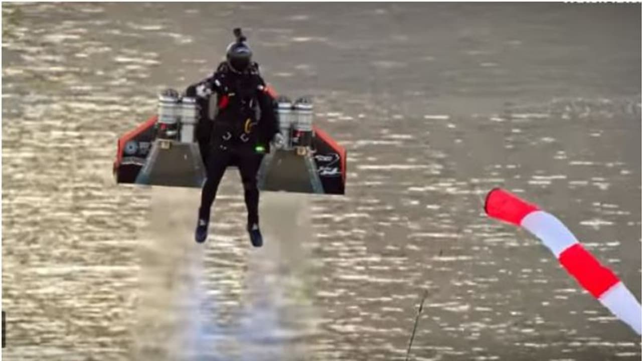 മനുഷ്യന് പറന്നു നടക്കാന് ഫ്ളൈയിങ് സ്യൂട്ടുകള്, ആദ്യപറക്കല് ദുബായില്, വീഡിയോ കാണാം മനുഷ്യന് പറന്നു നടക്കാന് ഫ്ളൈയിങ് സ്യൂട്ടുകള്, ആദ്യപറക്കല് ദുബായില്, വീഡിയോ കാണാം