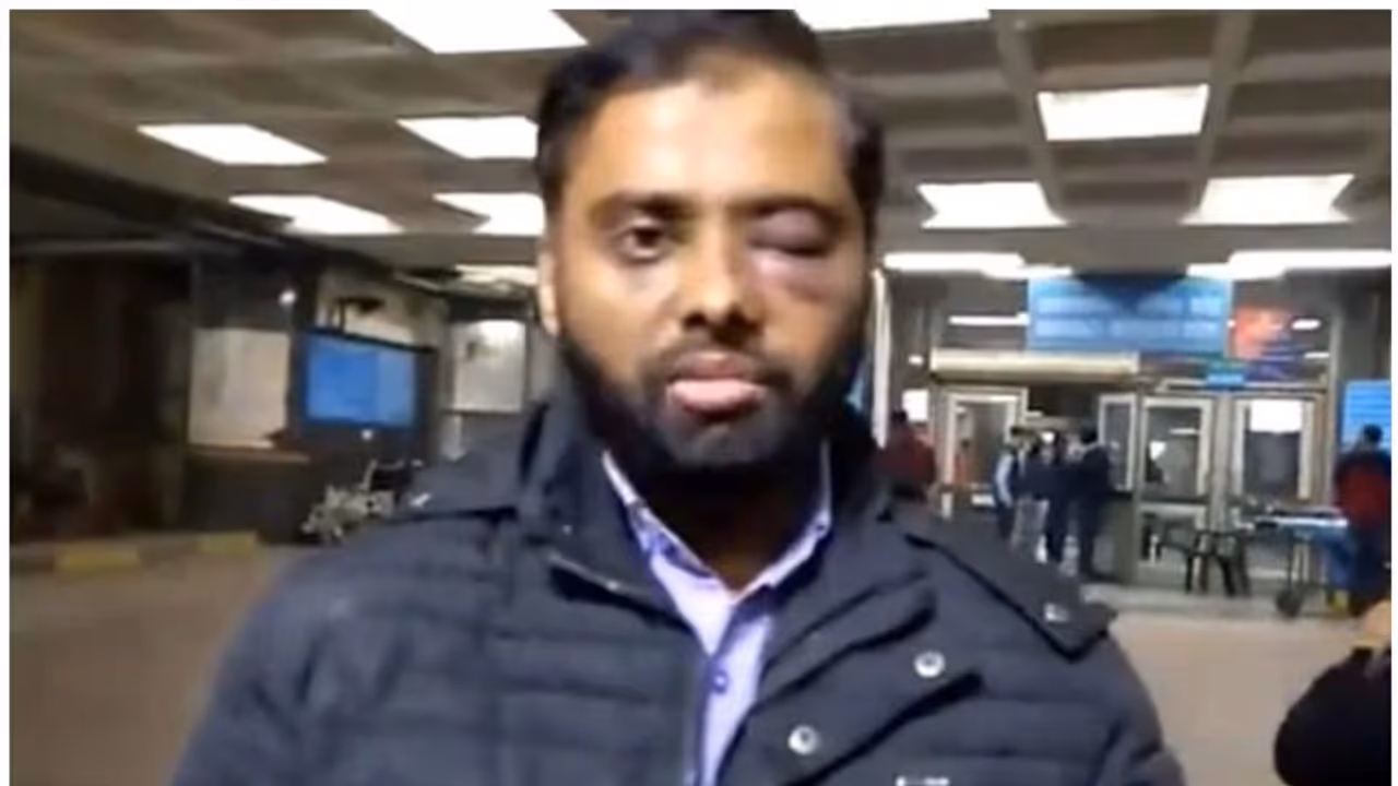 ജാമിയയിലെ പൊലീസ് ആക്രമണത്തില് കാഴ്ച നഷ്ടപ്പെട്ട വിദ്യാര്ത്ഥിക്ക് മികച്ച ഗവേഷണ പ്രബന്ധത്തിനുള്ള പുരസ്കാരം ജാമിയയിലെ പൊലീസ് ആക്രമണത്തില് കാഴ്ച നഷ്ടപ്പെട്ട വിദ്യാര്ത്ഥിക്ക് മികച്ച ഗവേഷണ പ്രബന്ധത്തിനുള്ള പുരസ്കാരം