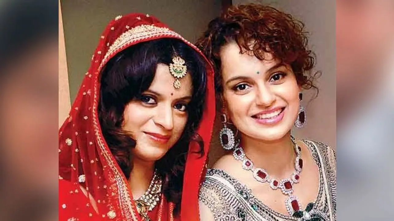 নীল শাড়ি পরে নীলকণ্ঠের মাথায় জল, কঙ্গনার ছবি শেয়ার করলেন রঙ্গোলি