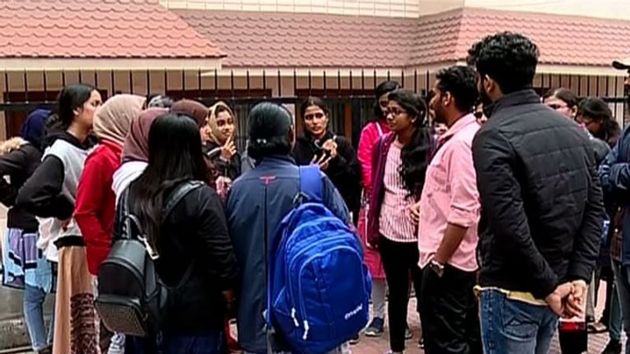 വിദ്യാര്ത്ഥി സംഘത്തെ ടൂര് ഏജന്റ് കബളിപ്പിച്ചു; ദില്ലിയില് കുടുങ്ങി മലയാളികള് വിദ്യാര്ത്ഥി സംഘത്തെ ടൂര് ഏജന്റ് കബളിപ്പിച്ചു; ദില്ലിയില് കുടുങ്ങി മലയാളികള്