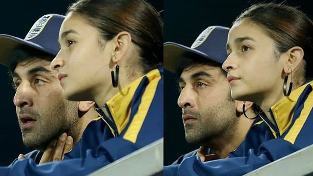 পরণে মুম্বই সিটির জার্সি, ফুটবল ম্যাচে গ্যালারিতে ঝড় তুললেন আলিয়া রণবীর পরণে মুম্বই সিটির জার্সি, ফুটবল ম্যাচে গ্যালারিতে ঝড় তুললেন আলিয়া রণবীর