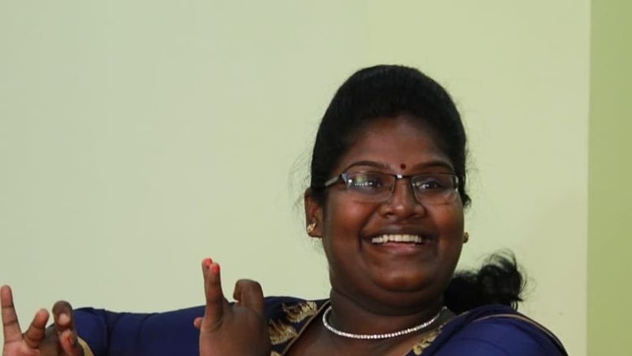 ப்பா... பளீச் மேக் அப்! பேரழகியாய் மாறிய பிகில் பாண்டியம்மா!