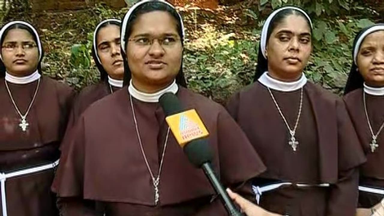 സഭ പരാതിക്കാരിക്ക് ഒപ്പം നിൽക്കണം: ഫ്രാങ്കോയ്ക്കെതിരെ നടപടി ആവശ്യപ്പെട്ട് കുറവിലങ്ങാട്ടെ കന്യാസ്ത്രീകൾ സഭ പരാതിക്കാരിക്ക് ഒപ്പം നിൽക്കണം: ഫ്രാങ്കോയ്ക്കെതിരെ നടപടി ആവശ്യപ്പെട്ട് കുറവിലങ്ങാട്ടെ കന്യാസ്ത്രീകൾ
