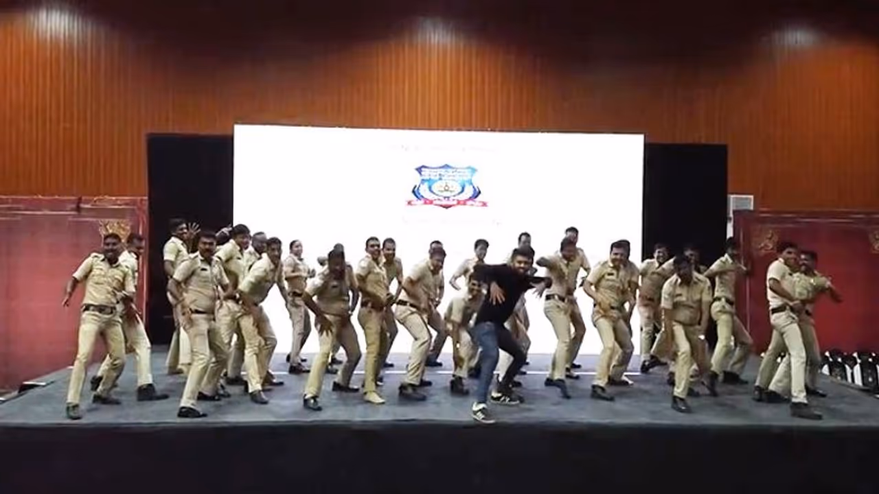 'സമ്മർദ്ദം കുറയ്ക്കാൻ ഒരു പൊടിക്കൈ'; ഒന്നിച്ച് ആടിപ്പാടി ഒരുകൂട്ടം പൊലീസുകാർ, വീഡിയോ വൈറൽ 'സമ്മർദ്ദം കുറയ്ക്കാൻ ഒരു പൊടിക്കൈ'; ഒന്നിച്ച് ആടിപ്പാടി ഒരുകൂട്ടം പൊലീസുകാർ, വീഡിയോ വൈറൽ