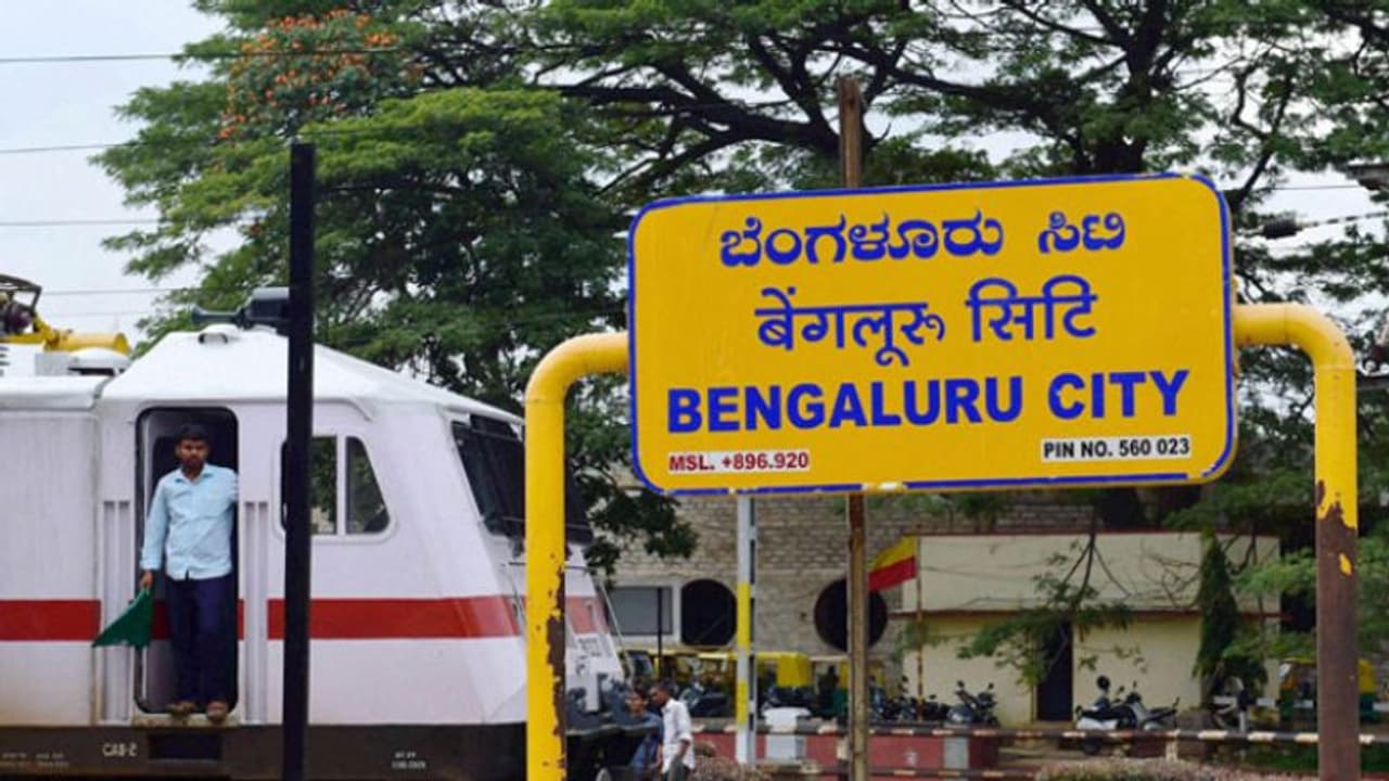 അവിനാശി അപകടം: ബെംഗളൂരുവിലേക്ക് കൂടുതല് തീവണ്ടികള് വേണമെന്ന ആവശ്യം ശക്തമാകുന്നു അവിനാശി അപകടം: ബെംഗളൂരുവിലേക്ക് കൂടുതല് തീവണ്ടികള് വേണമെന്ന ആവശ്യം ശക്തമാകുന്നു