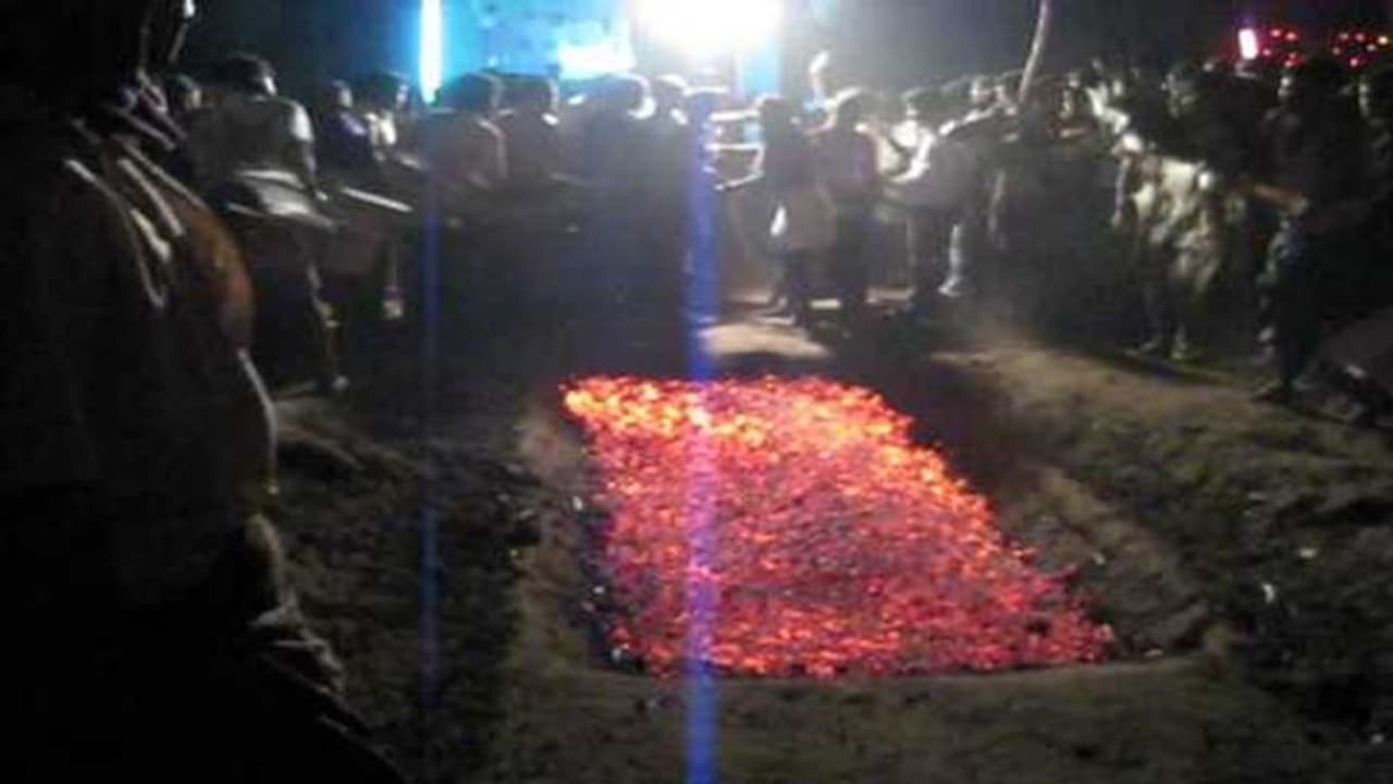 శివరాత్రి వేడుకల్లో అపశృతి... అగ్నిగుండంలో పడి ఆరుగురికి గాయాలు శివరాత్రి వేడుకల్లో అపశృతి... అగ్నిగుండంలో పడి ఆరుగురికి గాయాలు