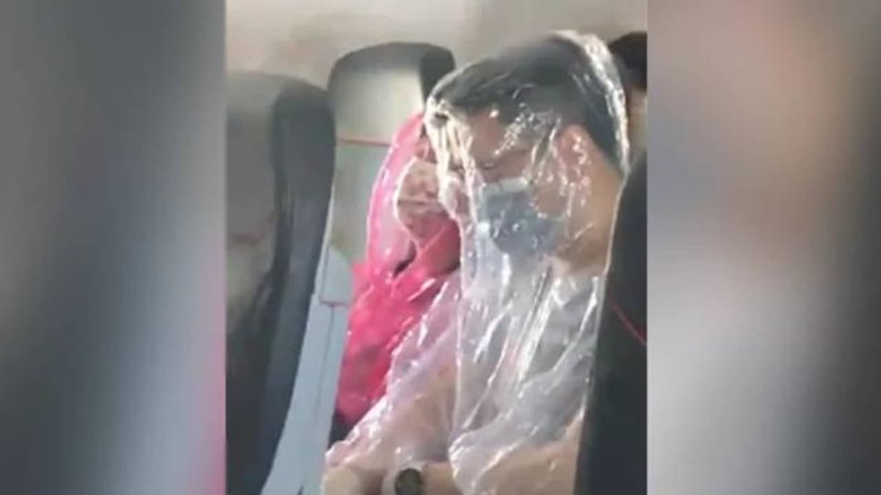 കൊറോണയെ പേടിച്ച് പ്ലാസ്റ്റിക്കുകൊണ്ട് ശരീരം മൂടി വിമാനയാത്രികര്; വീഡിയോ കൊറോണയെ പേടിച്ച് പ്ലാസ്റ്റിക്കുകൊണ്ട് ശരീരം മൂടി വിമാനയാത്രികര്; വീഡിയോ