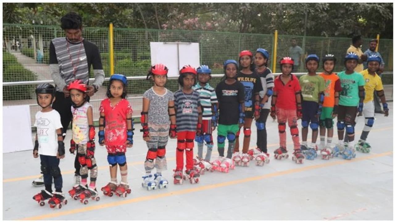 இலவச ஸ்கேட்டிங் பயிற்சி... பாமரர் வீட்டுப் பிள்ளைக்களுக்கும் எட்டிய பணக்கார விளையாட்டு..! இலவச ஸ்கேட்டிங் பயிற்சி... பாமரர் வீட்டுப் பிள்ளைக்களுக்கும் எட்டிய பணக்கார விளையாட்டு..!