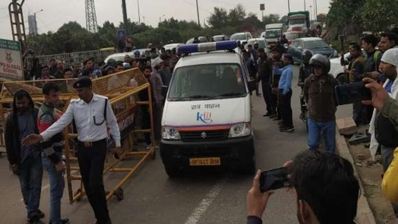 సీఏఏ నిరసన: 70 రోజుల నిరీక్షణ.. తెరచుకున్న షాహీన్బాగ్ రోడ్డు సీఏఏ నిరసన: 70 రోజుల నిరీక్షణ.. తెరచుకున్న షాహీన్బాగ్ రోడ్డు