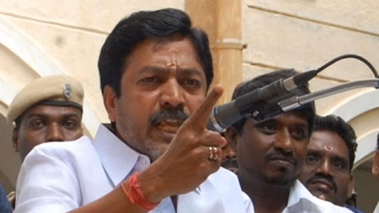 அதிமுக தலைமை அலுவலகத்தில் கொள்ளைப்போன வழக்கு... சிபிஐக்கு மாற்றக்கோரி சி.வி.சண்முகம் மனு!! அதிமுக தலைமை அலுவலகத்தில் கொள்ளைப்போன வழக்கு... சிபிஐக்கு மாற்றக்கோரி சி.வி.சண்முகம் மனு!!