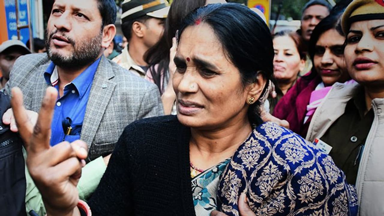 निर्भया के दोषियों की एक और चाल फेल, मां आशा देवी ने कहा, विनय बीमार नहीं, केस डिले करने की कोशिश निर्भया के दोषियों की एक और चाल फेल, मां आशा देवी ने कहा, विनय बीमार नहीं, केस डिले करने की कोशिश