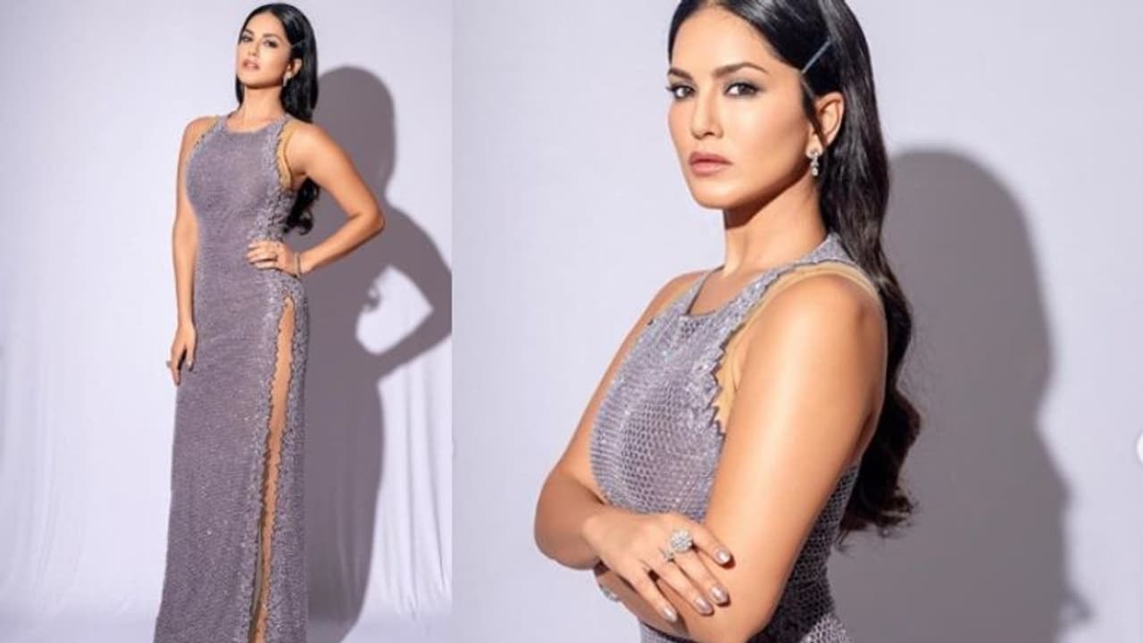 സില്വര് ഡ്രസ്സില് ഹോട്ട് ലുക്കില് സണ്ണി ലിയോണ് സില്വര് ഡ്രസ്സില് ഹോട്ട് ലുക്കില് സണ്ണി ലിയോണ്