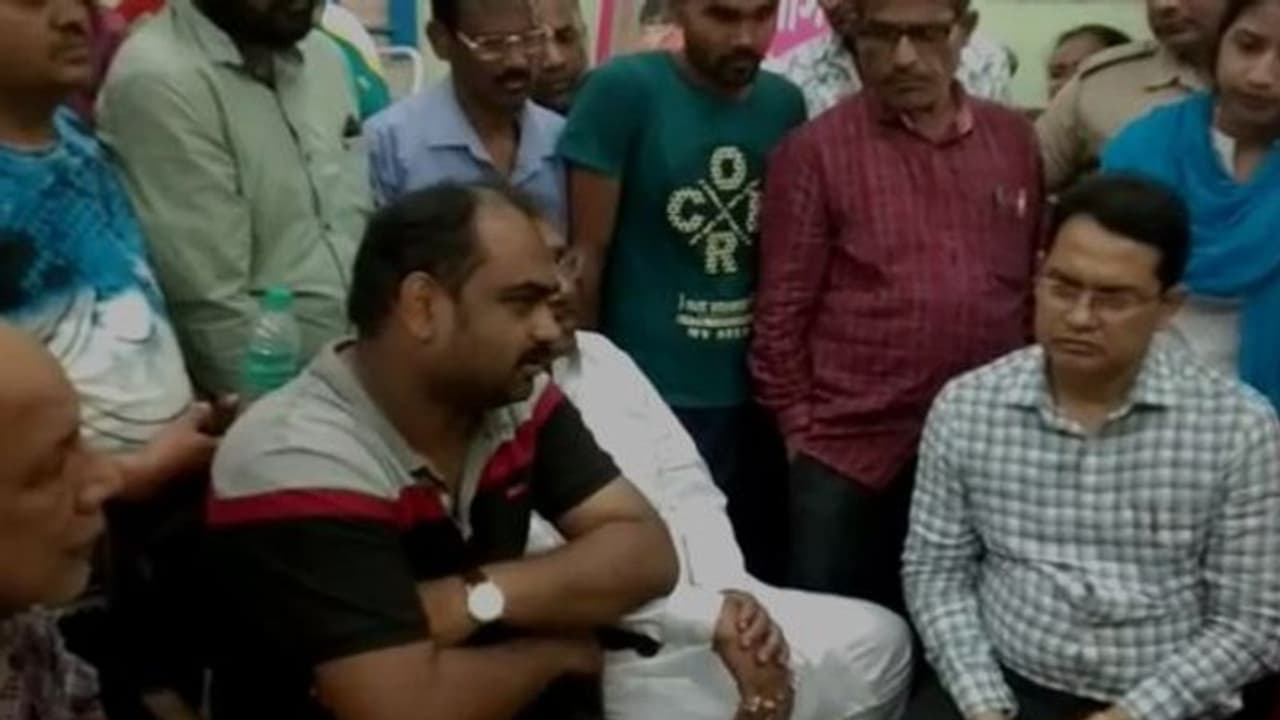 'দুর্ঘটনার দিন স্কুলে যেতে চায়নি ঋষভ', ছেলের মৃতদেহের সামনে জ্ঞান হারালেন বাবা মা