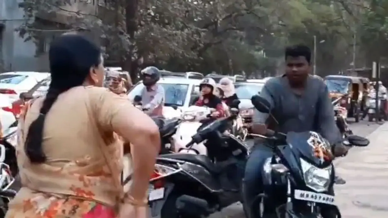 ಫುಟ್‌ಪಾತ್ ಮೇಲೆ ವಾಹನ ಚಲಾಯಿಸುವವರ ಚಳಿ ಬಿಡಿಸಿದ ಮಹಿಳೆ!