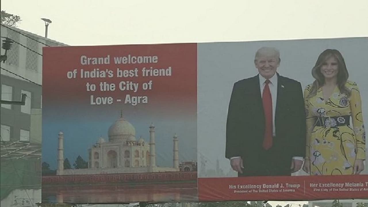 डोनाल्ड ट्रंप को 600 ग्राम की चांदी की चाबी देगा आगरा का ये शख्स, अभिवादन करेंगे 25 हजार स्टूडेंट डोनाल्ड ट्रंप को 600 ग्राम की चांदी की चाबी देगा आगरा का ये शख्स, अभिवादन करेंगे 25 हजार स्टूडेंट