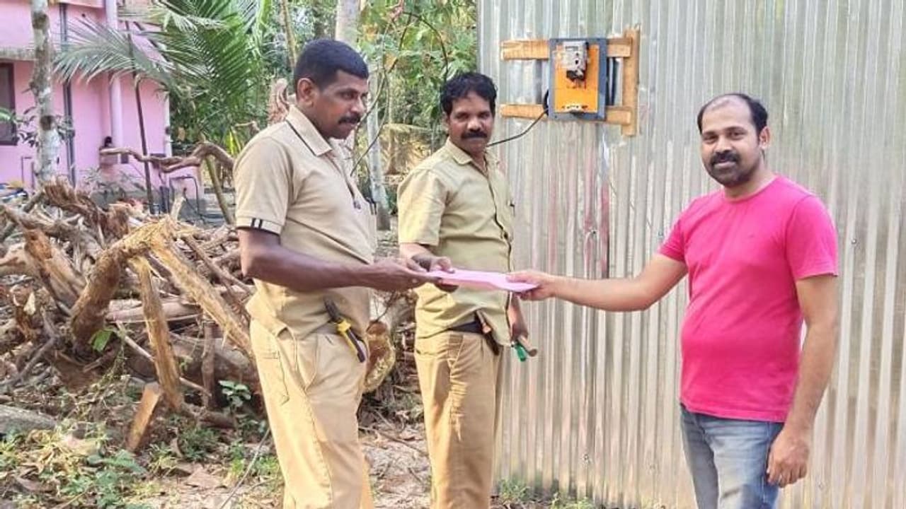 ബോർഡ് നിർദ്ദേശം നടപ്പിലാക്കി മുഹമ്മ കെഎസ്ഇബി; വൈദ്യുതി കണക്ഷനായി ഇനി ആഫീസില് കയറിയിറങ്ങണ്ട ബോർഡ് നിർദ്ദേശം നടപ്പിലാക്കി മുഹമ്മ കെഎസ്ഇബി; വൈദ്യുതി കണക്ഷനായി ഇനി ആഫീസില് കയറിയിറങ്ങണ്ട