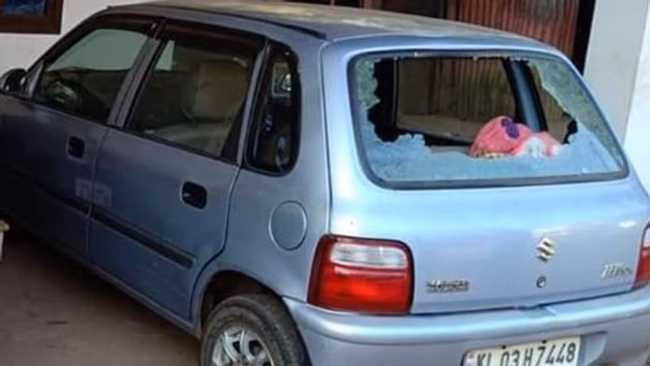 ആലപ്പുഴയില് വീടിന് നേരെ ആക്രമണം, കാറിന്റെ ചില്ല് തകര്ത്തു, ഉപകരണങ്ങള് നശിപ്പിച്ച് മൂന്നംഗ സംഘം ആലപ്പുഴയില് വീടിന് നേരെ ആക്രമണം, കാറിന്റെ ചില്ല് തകര്ത്തു, ഉപകരണങ്ങള് നശിപ്പിച്ച് മൂന്നംഗ സംഘം