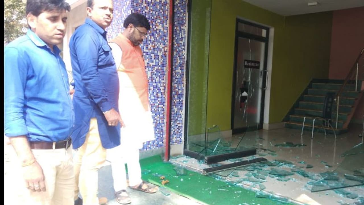 অনুষ্ঠানের অনুমতি না মেলায় রেস্তারাঁয় ভাঙচুর গুলি, অভিযুক্ত তৃণমূল কাউন্সিলর অনুষ্ঠানের অনুমতি না মেলায় রেস্তারাঁয় ভাঙচুর গুলি, অভিযুক্ত তৃণমূল কাউন্সিলর